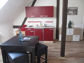 Apartment, 1 Bedroom (Kaiserlicher Postdirektor) | Private kitchenette | Fridge, stovetop, coffee/tea maker, electric kettle - Pension Domke Garni - alte Post (Heringsdorf)