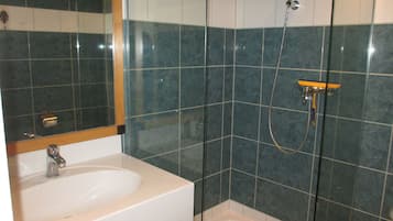 Family Apartment | Bathroom | Shower, towels