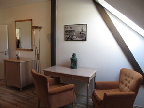 Apartment, 1 Bedroom (Kaiserlicher Postdirektor) | Living area | Flat-screen TV - Pension Domke Garni - alte Post (Heringsdorf)