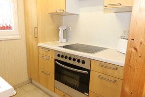 Een koelkast, een microgolfoven, een oven, een vaatwasser