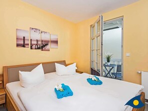 2 slaapkamers, reisbedje, beddengoed