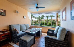 Een smart-tv en een stereo