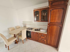 Fridge, oven, stovetop, coffee/tea maker