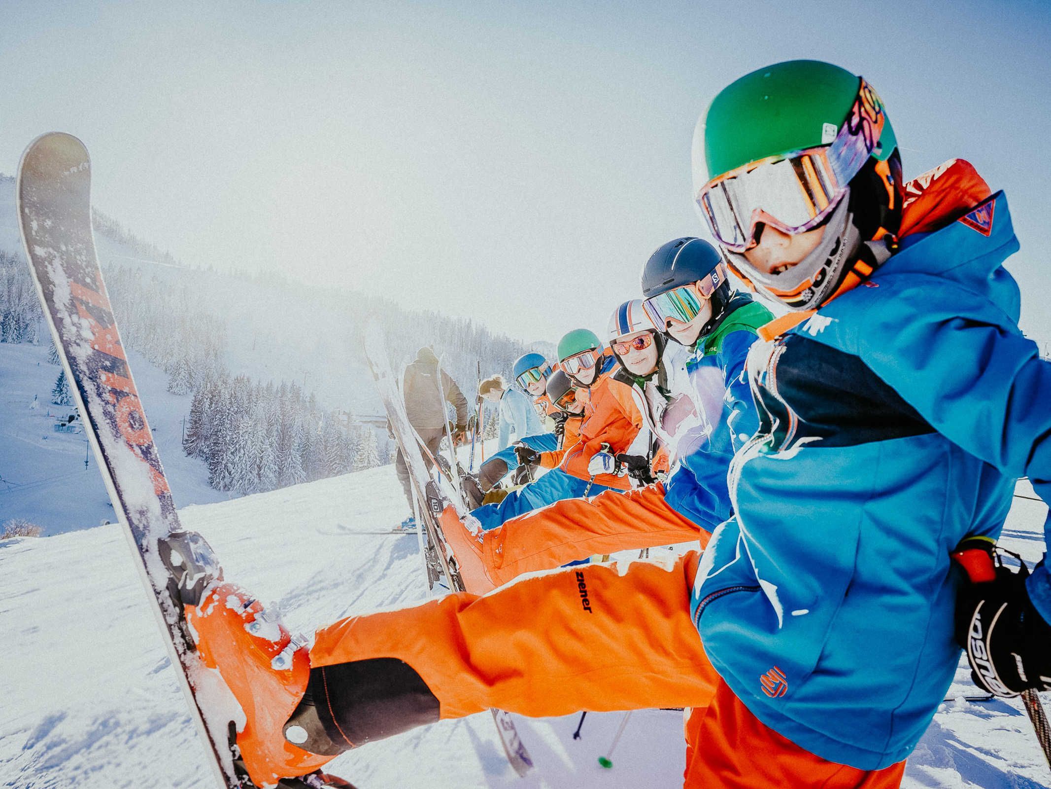 Un groupe de skieurs sur une pente enneigée.
