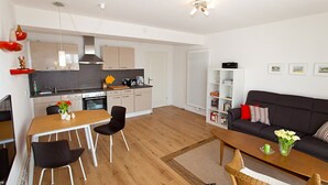 Eine moderne Wohnung mit Essbereich, Küche und Wohnzimmer.