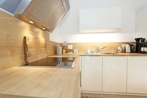 Kühlschrank, Mikrowelle, Ofen, Geschirrspüler