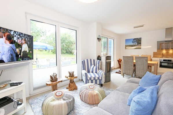 Fladskærms-tv, pejs, videospil