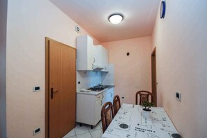 Dining - Holiday apartment with balcony (Pješćana Uvala)