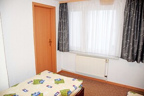 2 bedrooms, travel cot, WiFi, bed sheets