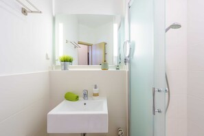 Shower, hair dryer, towels - Enjoy the sea ...... - 2-room apartment, 45m², ground floor, south / west balcony (Scharbeutz)