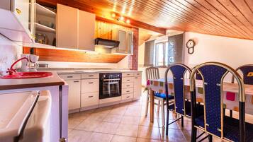 Fridge, stovetop, dishwasher, coffee/tea maker