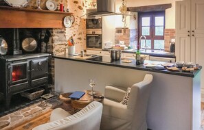 Réfrigérateur, micro-ondes, plaque de cuisson, lave-vaisselle