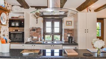 Een koelkast, een kookplaat, een vaatwasser