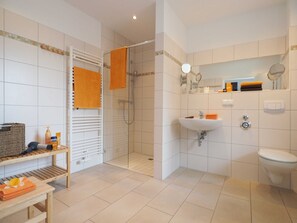Een douche, een haardroger, zeep, toiletpapier
