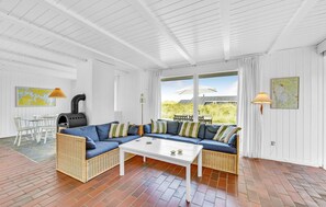 TV, fireplace - Lovely home in Hvide Sande with WiFi (Hvide Sande)