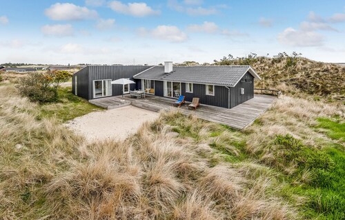 Lovely home in Hvide Sande with WiFi