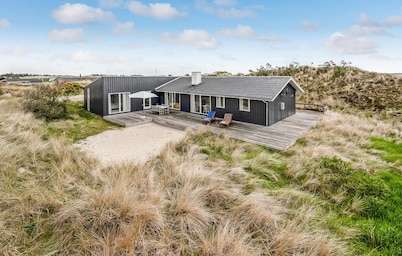Lovely home in Hvide Sande with WiFi