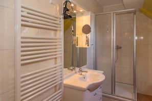 Shower, hair dryer, towels, soap - Apartment 4 - Usedom Landhaus Morgenitz (Mellenthin OT Morgenitz)