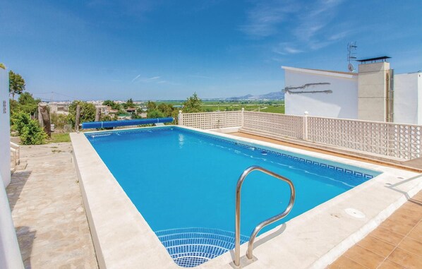 حمّام سباحة مُدفَّأ