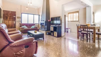 TV, fireplace, stereo