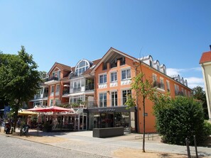 Un immeuble à plusieurs étages dont la devanture porte l’inscription « Marc’O Polo ».