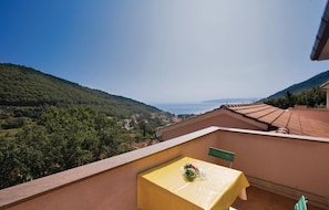 Outdoor dining - Pet friendly apartment in Moscenicka Draga (Moscenicka Draga)