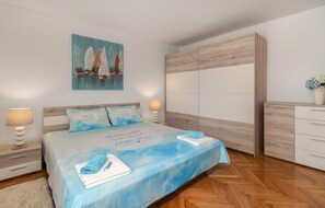 3 chambres, coffres-forts dans les chambres, lit parapluie