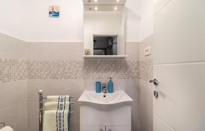 Shower - Cozy apartment in Dobrinj with WiFi (Dobrinj)