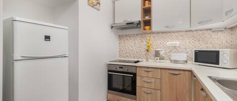 Frigorífic, placa de cuina, rentaplats i cafetera i tetera