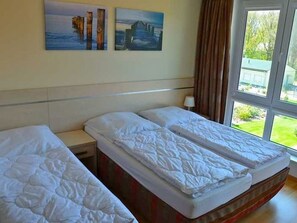 2 bedrooms, travel crib, WiFi