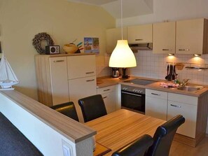 Kylskåp, ugn, diskmaskin och kaffe- och tebryggare