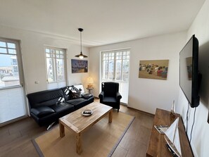 Televisión y chimenea 