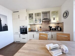 Kühlschrank, Mikrowelle, Ofen, Geschirrspüler