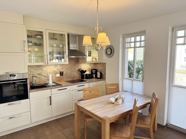 Refrigerador, microondas, horno y lavavajillas 