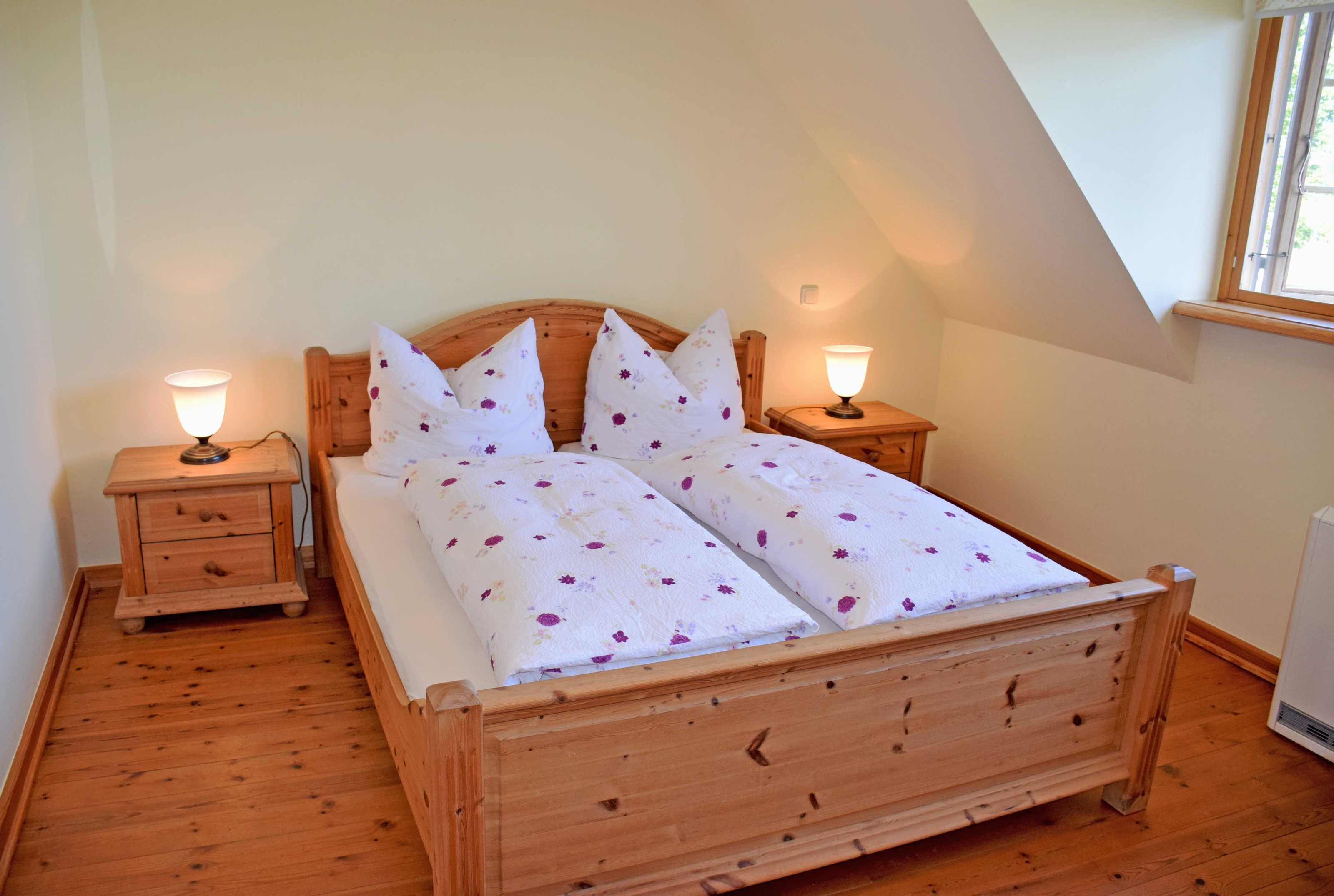 2 bedrooms, travel cot, WiFi, bed sheets