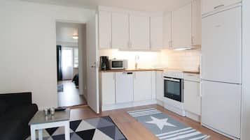 JÀÀkaappi, liesi, astianpesukone, kahvin-/teenkeitin