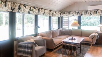 Een televisie, een open haard en een dvd-speler