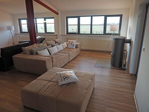Design apartment, 5 bedrooms, 5 bathrooms, terrace, garden | Vardagsrum | LED-tv och eldstad