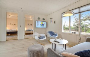 2 bedrooms, travel crib, free WiFi