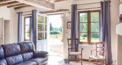 Amazing home in Cravant les CĂŽteaux