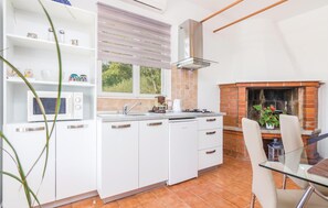 Refrigerador, parrilla de estufa y cafetera y tetera 