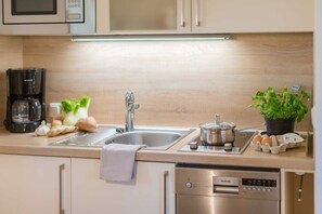 Jääkaappi, mikroaaltouuni, astianpesukone, leivänpaahdin