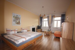 1 室のベッドルーム、デスク、旅行用ベビーベッド、WiFi