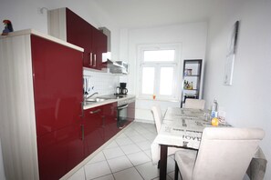 Kühlschrank, Mikrowelle, Ofen, Geschirrspüler