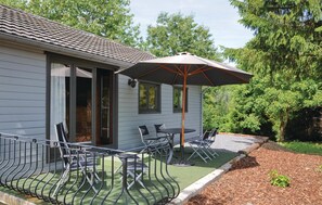 Outdoor dining - 2 bedroom awesome home in Somme-Leuze (Somme-Leuze)