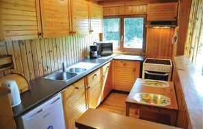 Fridge, stovetop, coffee/tea maker - 2 bedroom awesome home in Somme-Leuze (Somme-Leuze)