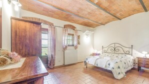 1 bedroom, travel crib, internet