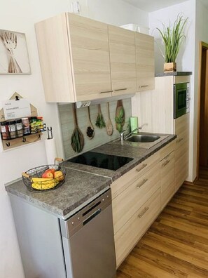 Køleskab, mikrobølgeovn, opvaskemaskine