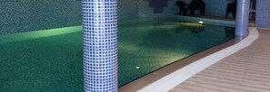 Piscine couverte, piscine extérieure, parasols de plage, chaises longues