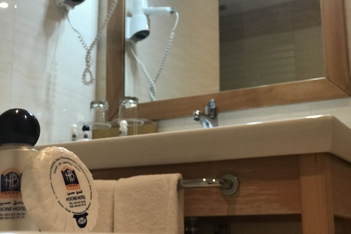 Een douche, gratis toiletartikelen, handdoeken